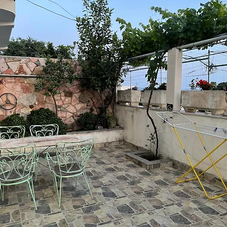 شقة Dhimitris